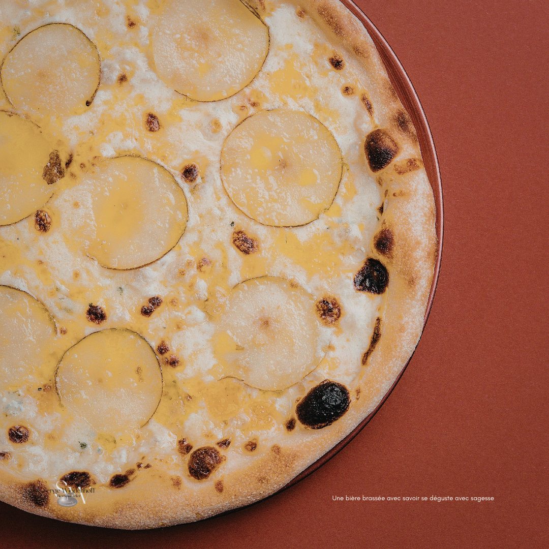 Pizza pomme de terre, oignon confit & lard fumé